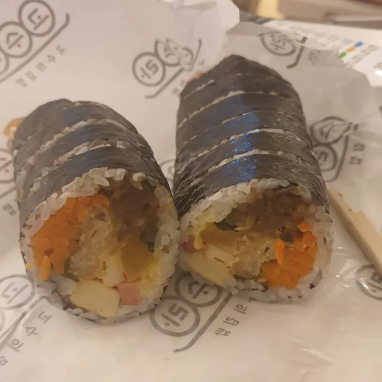 아침에 회사에서 받아 점심에 먹던 김밥